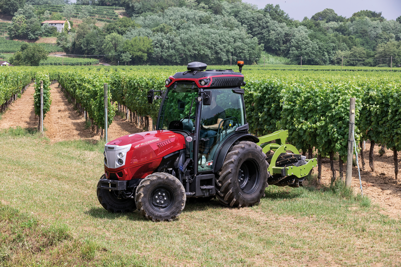 Trator McCormick X4-110F/N CABINADO