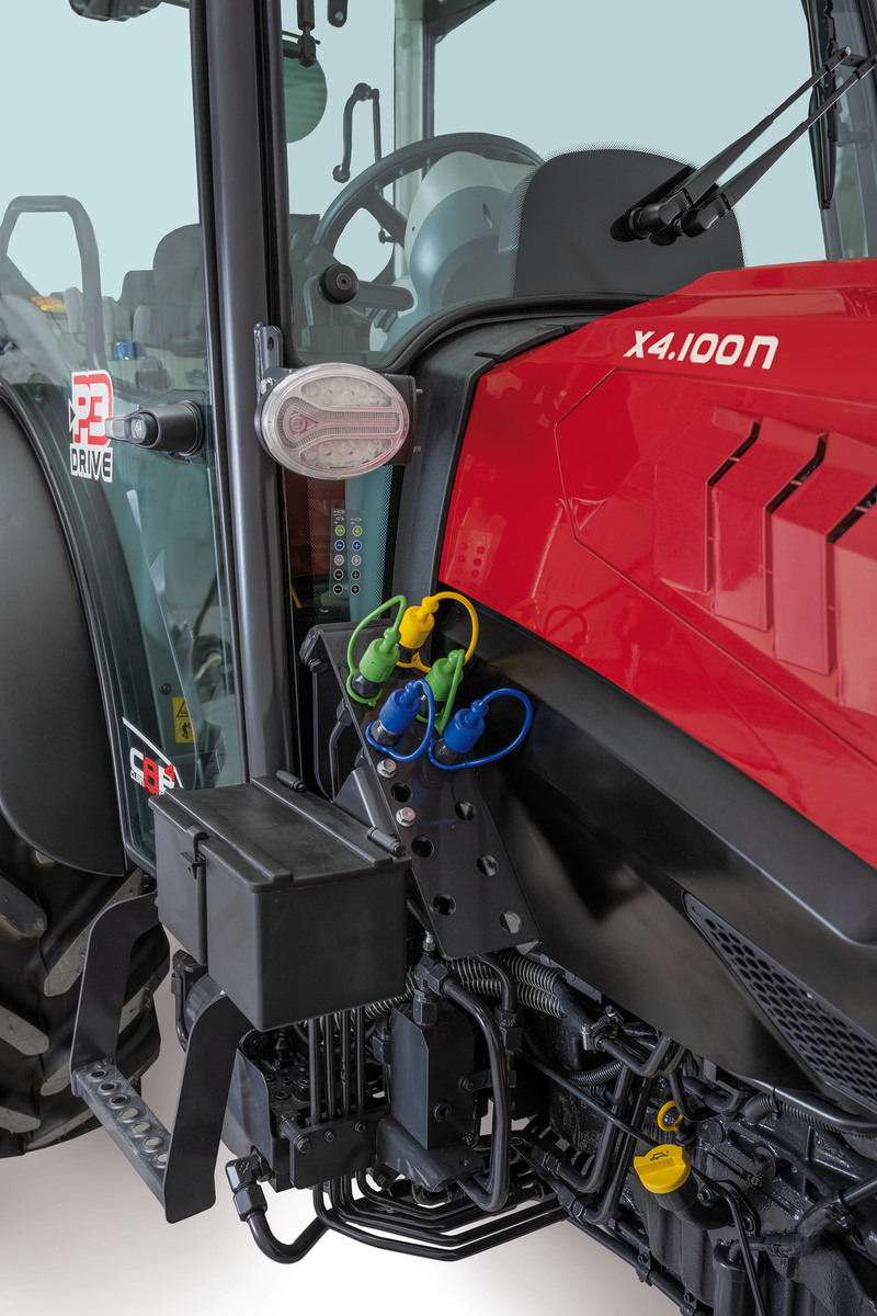 Trator McCormick X4-110F/N CABINADO