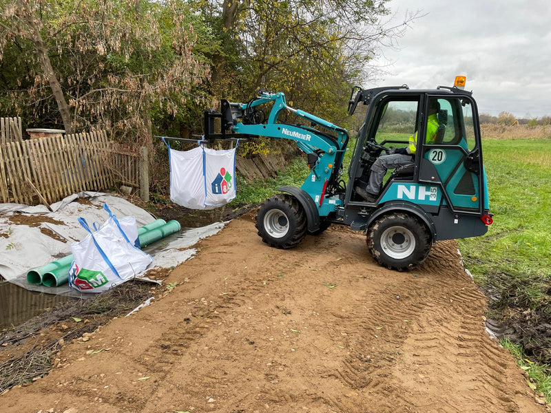 Mini Pá Carregadora NEUMEIER NH 35 Cabinado