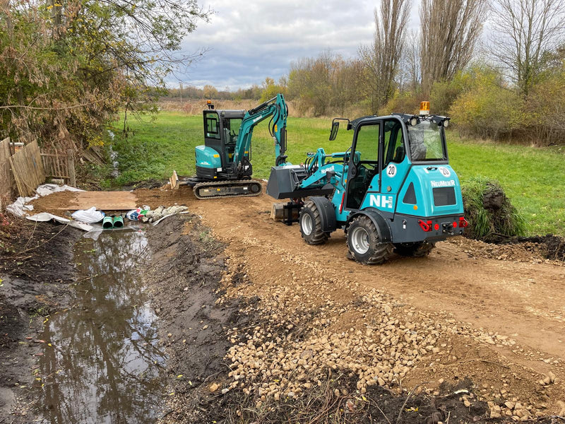 Mini Pá Carregadora NEUMEIER NH 35 Cabinado