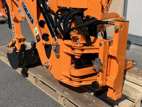 Retroescavadora com deslocamento lateral para tratores de 18-45cv - mod. DRS-1000-T